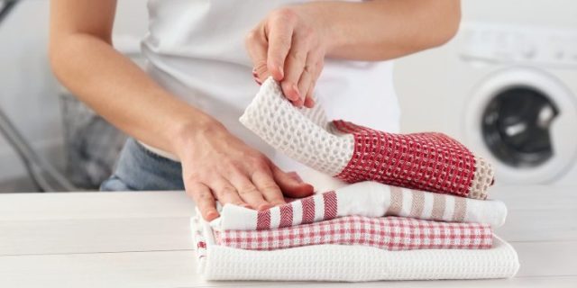 Det säkra sättet att rengöra dina kökshanddukar med produkter du redan har hemma