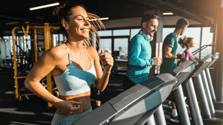Att träna på morgonen är jättebra efter 40, men en expert rekommenderar fyra andra ”obevekliga” morgonrutiner