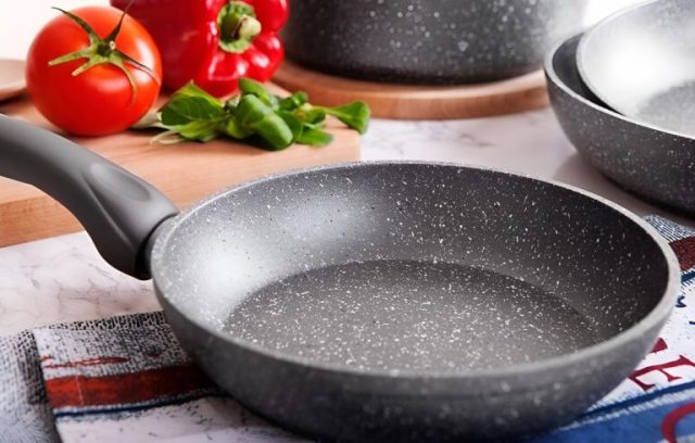 Dessa nonstick-köksredskap kan avge bly till maten, varnar FDA