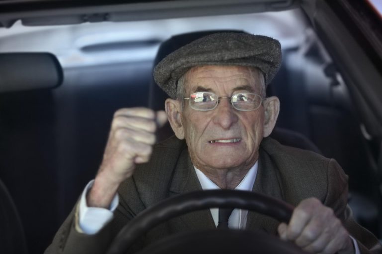 Äldre bakom ratten: automatiskt indraget körkort efter 70 års ålder från och med 2025?
