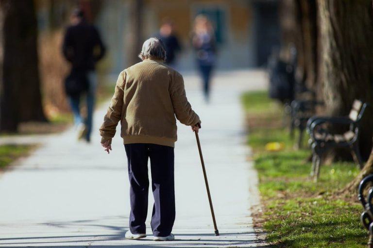 Att gå på promenad är jättebra efter 60, men experterna rekommenderar att man utövar denna träningsform