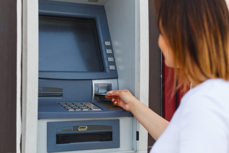 Det misstag du absolut inte får göra vid bankomaten, annars riskerar du att bli lurad på ett ögonblick