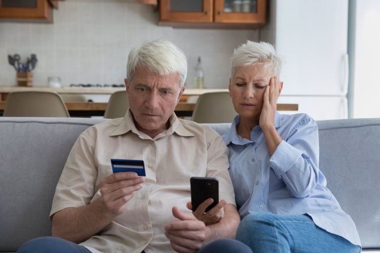 Ett pensionerat par på gränsen till konkurs efter att ha förlorat nästan 3 miljoner kronor i ett bedrägeri med bankkort via SMS