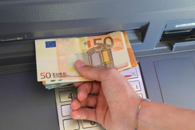 Du behöver inte längre kortet i bankomater: hur man tar ut kontanter utan plast