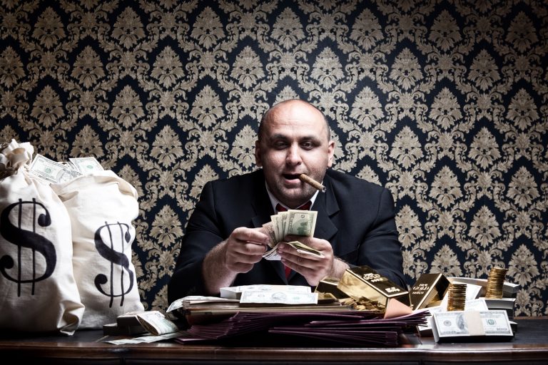 Från och med detta belopp betraktar din bank dig som rik och ger dig vissa fördelar
