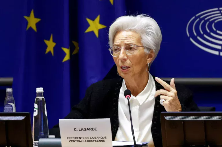ECB förespråkar att man har kontanter hemma mitt under utvecklingen av den digitala euron och nämner kriser som covid, kriget i Ukraina eller strömavbrottet i Spanien som exempel.