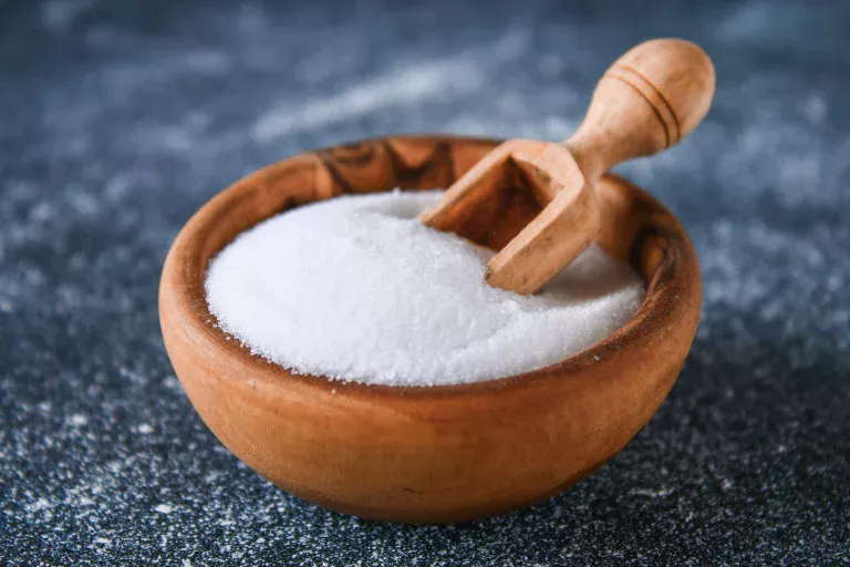 Varför uppmanas människor att ställa saltbehållare i sina fönster från och med oktober?