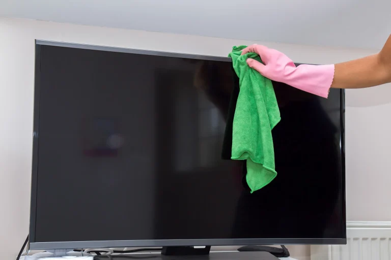 Det enkla tricket för att rengöra TV-skärmen och få den att se ut som ny