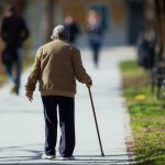 Att gå på promenad är jättebra efter 60, men experterna rekommenderar att man utövar denna träningsform