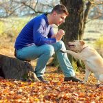 Vad betyder det när din hund slickar dina fötter, enligt experter på hundbeteende