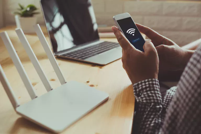 Det finns två ultimata tekniker för att få tillgång till ett Wi-Fi-nätverk utan att ens känna till lösenordet.
